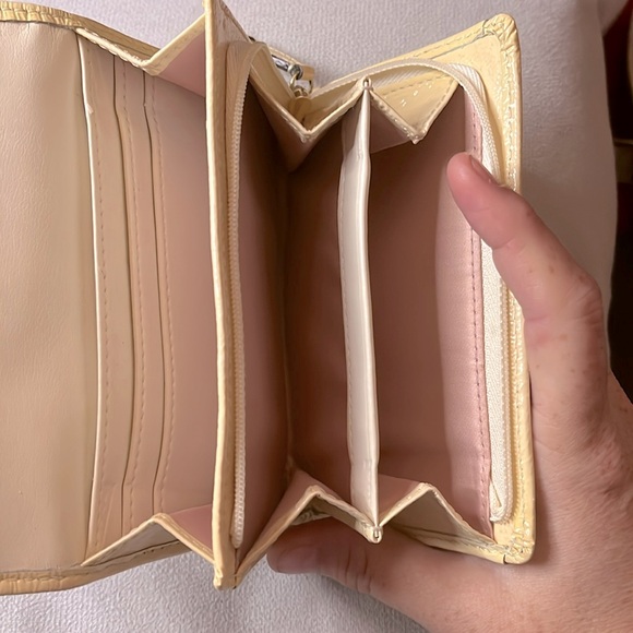 Coach Ashley Signature Canvas Pleated w/Ivory Patent Leather Trim Wallet - Picture 4 of 8